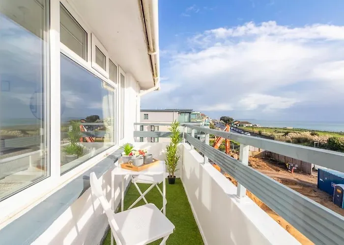 Breath Taking Sea View 2 Bedroom Sleeps 6- Parking