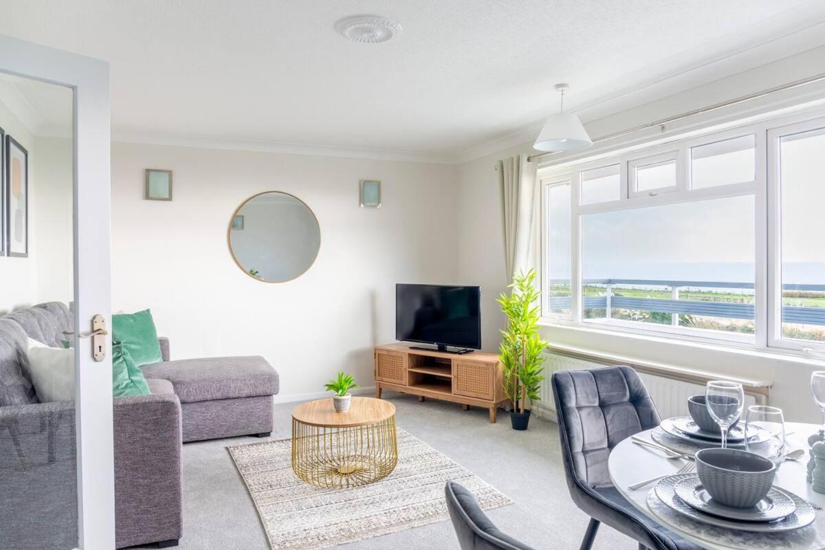 Breath Taking Sea View 2 Bedroom Sleeps 6- Parking
